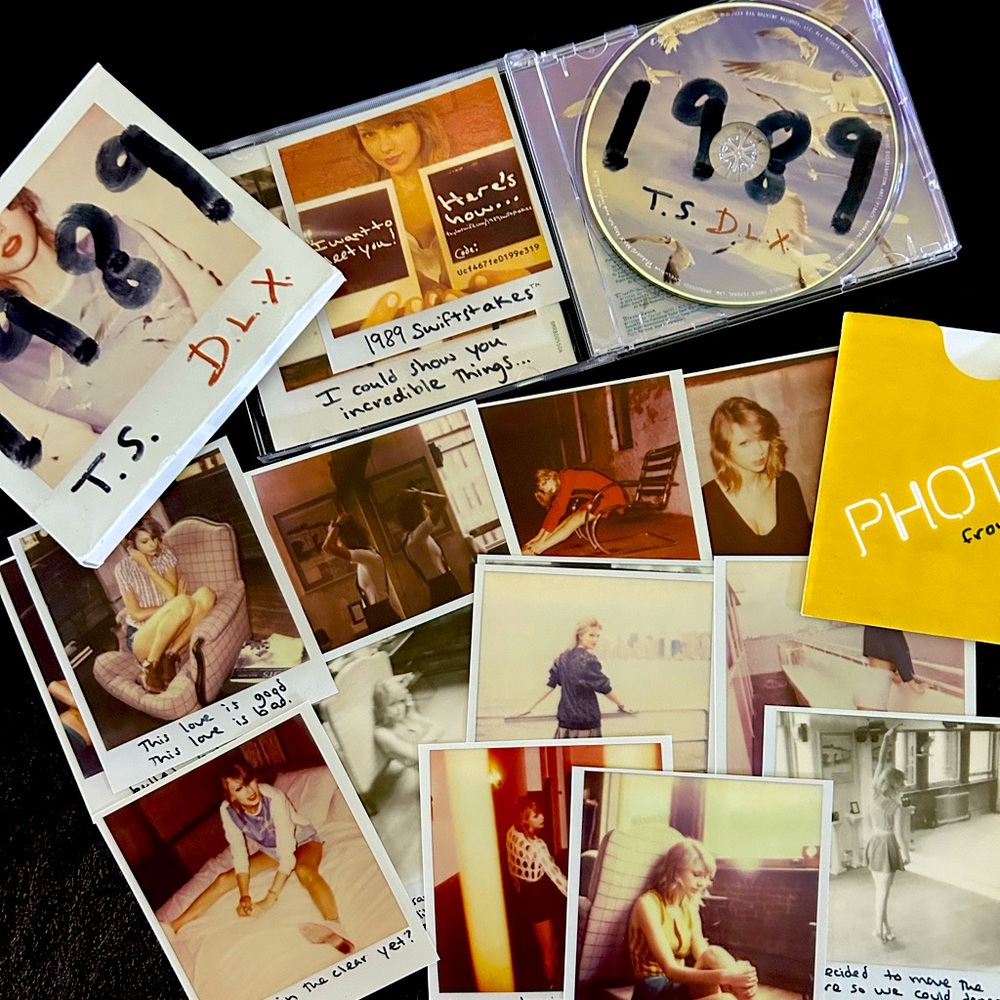 Taylor Swift  1989 cd w photos.